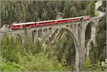 R 1833 mit Ge 4/4 III 646  Sta.Maria/Val Müstair  auf dem Wiesner Viadukt. (13.05.2018)