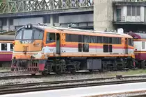 Mit etwas ramponiertem Farbkleid versieht die GEK 4001 (Co'Co', de, General Electric, Bj.1963, Fab.Nr. 34850) am 15.Mai 2018 im Bf. Hua Lamphong als Verschubreserve ihren Dienst.