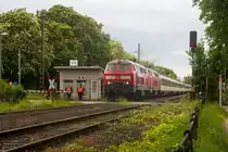 Bald auch Geschichte der Bahnübergang mit Schrankenhäuschen. 218 433-3 mit dem EuroCity nach München. Lindau Hbf, 10.5.18.
