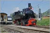 Das hübsch geschmückte  Wappentier  der Blonay-Chamby Museumsbahn Bahn und schon seit fünfzig Jahren dabei: die SEG G 2x 2/2 105 (Baujahr 1918) in Blonay.
4. Mai 2018