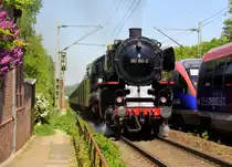01 150 kommt mit wenig dampf die Kohlscheider-Rampe hoch mit einem Sonderzug zu Rhein in Flammen von Oberhausen-Hbf nach Remagen und fährt die Kohlscheider-Rampe hoch nach Kohlscheid in Richtung Kohlscheid,Richterich,Laurensberg,Aachen-West,Aachen-Schanz,Aachen-Hbf.
Aufgenommen von einem Weg in Straß-Herzogenrath an der Kohlscheider-Rampe. 
Bei Sommerwetter am 5.5.2018.