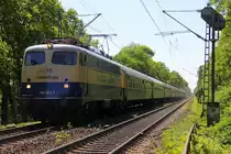 110 383-7 von der Centralbahn kommt mit einem Fussball-Sonderzug aus Freiburg nach  Rheydt-Mönchengladbach und  kommt aus Richtung Aachen-Hbf,Aachen-Schanz,Aachen-West,Laurensberg,Richterich,Kohlscheid und fuhr die Kohlscheider-Rampe herunter nach Herzogenrath in Richtung Herzogenrath,Hofstadt,Finkenrath,Rimburg,Übach-Palenberg,Zweibrüggen,Frelenberg,Geilenkirchen,Süggerath,Lindern,Brachelen,Hückelhoven-Baal,Baal,Erkelenz,Herrath,Beckrath,Wickrath,Rheydt,Mönchengladbach. 
Aufgenommen von einem Weg in Straß-Herzogenrath an der Kohlscheider-Rampe. 
Bei Sommerwetter am Mittag vom 5.5.2018.