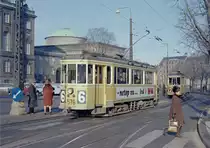 København / Kopenhagen Københavns Sporveje SL 6 (Tw 576) København K, Stadtzentrum, Slotsholmen, Christiansborg Slotsplads / Holmens Bro am 5. März 1969. - Dänisch 'holm(en)' = deutsch '(der) Werder'. - Scan eines Farbnegativs. Film: Kodak Kodacolor X.