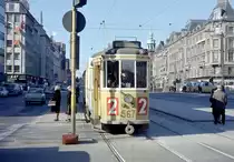 København / Kopenhagen Københavns Sporveje SL 2 (Tw 567 + Bw 15xx) København V, H.C. Andersens Boulevard / Rådhuspladsen / Vesterbrogade am 6. März 1969. - Einige Bilder aus meinen Jugendjahren zeigen unverwünschte Nebenmotive wie mein Fahrrad oder meine Aktentasche, damals wichtige und unentbehrliche Begleiter auf meinen Fotofahrten in Kopenhagen. - Scan eines Farbnegativs. Film: Kodak Kodacolor X. 