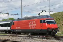 Re 460 012-8 fährt Richtung Bahnhof Muttenz. Die Aufnahme stammt vom 30.04.2018.