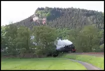 Am roten Felsen kurz vor Kordel kommt hier 78468 mit ihrem Personenzug nach Gerolstein am 1.5.2018 um 8.58 Uhr um die Waldecke.