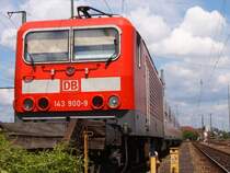 143 900-9 steht am 30.05.07 abgeb�gelt mit einer Ex-Silberling-Garnitur auf einem Abstellgleis im Aalener Bahnhof.