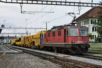 SBB: Bei einem Zwischenhalt in Aarberg wurde am 17. Mai 2018 die Re 4/4 III 430 358-2 mit einem Bauzug beobachtet.
Foto: Walter Ruetsch