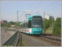 Der 13. Zug der Linie 11 nach Fechenheim erklomm am 04.05.2007 mit dem S-Triebwagen 214 die Rampe auf die Br�cke �ber die Bundesstra�e 40a zwischen den Haltenstellen Birminghamstra�e und J�gerallee.