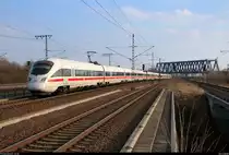 Nachschuss auf 411 518 (Tz 1118  Plauen/Vogtland ) und 415 522 (Tz 1522  Torgau ) als ICE 1651 (Linie 50) von Wiesbaden Hbf nach Dresden Hbf, die den Hp Leipzig Messe auf der Neubaustrecke Erfurt–Leipzig/Halle (KBS 580) durchfahren. [24.3.2018 | 16:22 Uhr]