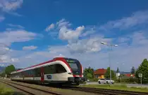 Dich eine der  Jüngeren  Kirchen entlang der Graz Köflacher Eisenbahn ist die der Pfarre Frauental. 
1954 vom Architekten Karl Lebwohl entworfen steht der Sakralbau etwas versteckt im Ort. 

Ganz unberührt davon flitz VT63.03 in den Bahnhof hinein. 
18.05.2018