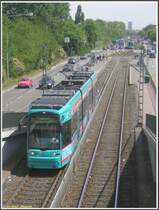 Die Fu�g�ngerbr�cke, die an der Haltestelle J�gerallee die Gleise �berquert, ist ein guter Fotopunkt in beide Fahrtrichtungen. Am 04.05.2007 beschleunigte der Fahrer den S-Triebwagen 241 auf dem 2. Zug der Linie 11 nach H�chst nach der Abfahrt von der Haltestelle. 