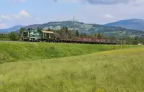 Frische Farbe hat ein Dienstwagen der GKB bekommen.. 
Der dahinter laufende Kesselwagen der als Bremswagen dient rundet das Bild ab . 
G71383 bei Hohlbach am 18.Mai 2018