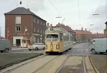 København / Kopenhagen Københavns Sporveje SL 6 (DÜWAG-GT6 893) Valby, Ålholmvej / Valby Langgade / Vigerslevvej am 11. März 1969. - Anlässlich des Geburtstages Frederiks des Neunten, des damaligen Königs, mussten öffentliche Institutionen (Postämter, Gerichtsgebäude, Schulen u.v.a.) und auch die Straßenbahnen flaggen. - Auch viele private Einrichtungen wie z.B. Banken flaggten. - Vor der Bank (links im Bild) steht ein Wurstwagen; solche Wagen waren damals öfter als jetzt im Straßenbild zu sehen, aber es gibt sie noch. - Scan eines Farbnegativs. Film: Kodak Kodacolor X.