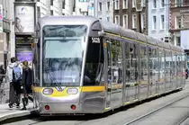 LUAS 5028 in Parnell Street in Dublin. Die Straßenbahn Dublin verkehrt seit dem Jahr 2004 wieder in der irischen Hauptstadt. Sie wird mit dem irischen Wort luas bezeichnet, was Geschwindigkeit bedeutet. 
Aufnahme: 12. Mai 2018.