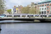 Die Straßenbahn LUAS 5013 auf der Rosie Hacket Bridge über River Liffey in Dublin.
Aufnahme: 12. Mai 2018.