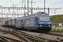 Doppeltraktion, mit den BLS Loks 465 002-4 und 465 014-9, durchfahren den Bahnhof Pratteln. Die Aufnahme stammt vom 14.05.2018.