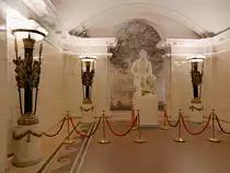 Obwohl Alexander Sergejewitsch Puschkin hier ganz still sitzt, ist so eine Aufnahme schwer zu machen, da viele Leute ihn aus der Nähe betrachten wollen, oder Blumen ablegen.

Station  Puschkinskaja  der Metro der Linie 1 in St. Petersburg, 16.09.2017 