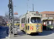 København / Kopenhagen Københavns Sporveje SL 2 (DÜWAG-GT6 900) København S, Sundbyvester, Sundbyvester Plads am 17. März 1969. - Am Sundbyvester Plads gab es eine Umsteigemöglichkeit in die Buslinien, die die Stadtgebiete / Städte (u.a. Kastrup und Dragør) auf der Insel Amager außerhalb des Liniennetzes der Kopenhagener Straßenbahnen bedienten. - Auf und an Haltestellenhäuschen gab es auch Reklamen. Auf dem Bild sieht man rechts eine Werbung der Reederei DFDS, die damals auch Fährlinien zwischen Kopenhagen und den großen Städten Aarhus und Aalborg in Jütland betrieb. - Scan eines Farbnegativs. Film: Kodak Kodacolor X. 