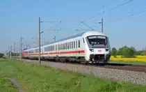 Das IC-Zugpaar IC 2238/2239 ist das letzte Pärchen zwischen Leipzig und Magdeburg welches nicht mit Doppelstockzügen gefahren wird. Am 05.05.18 schiebt 120 113 den IC 2238 durch Braschwitz nach Magdeburg.