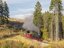 Der 99 7237-3 mit Planzug im Drängetal kurz vor Drei Annen Hohne am 20. Oktober 2017. 