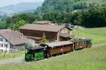 50 Jahre «Museumsbahn Blonay-Chamby»
1968 bis 2018
MEGA STEAM FESTIVAL VOM 19. MAI 2018
Museumszug mit der Gastlokomotive G 3/3 60, 1898 TS und der G 2/2 4, 1900 FP an beiden Enden.   
Foto: Walter Ruetsch
