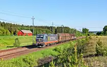 Die am 8.5.2018 nach Schweden überführte Hectorrail 243 115 fährt bei Götala mit einem geringen Güterzug nach Nord vorüber.Bild 18.5.2018