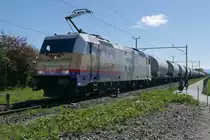 Für Überraschung beim Fotografen sorgte 185 589-9 von RheinCargo, die aus Richtung Rorschach kommend die Wagen durch den Bahnhof von Egnach Richtung Romanshorn zog. Am 30.04.2018 wurde hastig auf den Auslöser gedrückt.