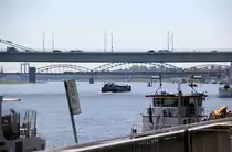 Ein Blick in Richtung Kölner-Südbrücke mit einem Güterzug in Richtung Köln-Gremberg.
Aufgenommen vom Rheinufer in Köln am Rhein.
Bei Sommerwetter am Vormittag vom 8.5.2018.