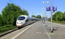 Der ICE3 aus Frankfurt am Main nach Brüssel-Süd(B) und kommt aus Richtung Köln und fährt durch Aachen-Rothe-Erde und fährt gleich in den Aachener-Hbf ein.
Aufgenommen vom Bahnsteig 1 in Aachen-Rothe-Erde. 
Bei Sommerwetter am Nachmittag vom 8.5.2018.