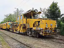 Am 18. Mai 2018 steht die Universalschotterplaniermaschine (97 16 32 007 - 17) USP 2000 SWS der Bahnbau Gruppe GmbH, 12489 Berlin im Güterbahnhof Berlin Grünau.  