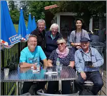 50 Jahre Blonay - Chamby; Mega Steam Festival: Auch das gehört dazu, ein Bahnbilder.de  Familien-Bild . Es wurde auf eine kurze Belichtungszeit geachtet, denn viel Zeit zum rumsitzen blieb nicht...
Ein Dank geht an die Dame die auf meinem Fotoapparat abdrückte.
(Hinweis: Auf die Beschriftung der hier abgebildeten Personen habe ich verzichtet, da die BB.de Fotografen mehr oder weniger bekannt sein dürften.)
Chaulin, den 19. Mai 2018
