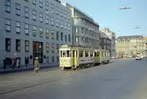 København / Kopenhagen Københavns Sporveje SL 6 (Tw 573 + Bw 15xx) København K, Stadtzentrum, Holmens Kanal am 17. März 1969. - En Teil dieser Straße war bis 1864 ein Kanal, der bis Kongens Nytorv führte, deshalb dieser für eine Straße ungewöhnliche Name. - Scan eines Farbnegativs. Film: Kodak Kodacolor X.