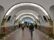 Die Bahnsteighalle der Station  Ploschtschad Wosstanija  der Metro der Linie 1 in St. Petersburg, 16.09.2017 