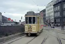København / Kopenhagen Københavns Sporveje SL 16 (Tw 608) København K, Stadtzentrum, Nørre Voldgade / Nørregade am 18. März 1969. - Links im Hintergrund sieht man das damalige Bahnhofsgebäude der Nørreport Station; die Züge hielten - und halten noch -  unterirdisch  im Bahnhof, das heißt, eigentlich befindet sich die Bahnlinie København H (: Hauptbahnhof) - Vesterport Station - Nørreport Station - Østerport Station in einem Graben, der erst ausgehoben und danach teilweise zugedeckt wurde. - Scan eines Farbnegativs. Film: Kodak Kodacolor X. 