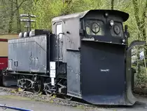 Der Klima-Schneepflug 80 80 973 5 030-7, ein umgebauter Tender 2 2 T21,5 im Eisenbahnmuseum Bochum-Dahlhausen. (April 2018)