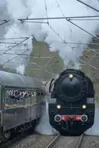 Hier frönen die Dampffans ihrem Hobby und nutzen ihre Chance, die CFL 5519 aus nächster Nähe abzulichten. (Parallelfahrt auf der Tharanter Rampe, April 2017)