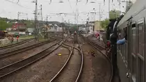 Angeführt von 52 1360 geht es mit dem Sonderzug dem Ziel, Trier Hbf, entgegen, dessen Gleisvorfeld hier gut erkennbar ist.

Trier, der 28.05.2018