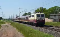 Über das Himmelfahrtswochenende gastierten die Müller-Touren in Halle-Peißen. Am 13.05.18 führt 110 169 der Euro Express ihren Sonderzug vom Flughafen Halle/Leipzig kommend durch Braschwitz Richtung Magdeburg.