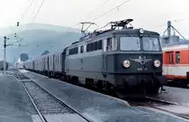 Mit einem Regionalzug hält 1042.25 im August 1980 im Bahnhof Judenburg