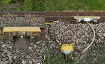 Das Bild eines alten und nicht mehr angeschlossenen 1000/2000 Hz Indusi-Magneten und das Bild eines neuen und angeschlossenen 500 Hz Indusi-Magneten wurden in einem Bild zusammengefasst. Beide Magneten befinden sich an der Roßbergbahn mehrere Meter voneinander entfernt und wurden am 04.05.2018 vor dem Einfahrsignal von Roßberg fotografiert.