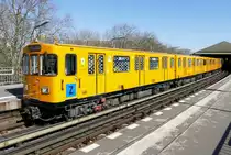 Linie U1 der BVG (568), hier am Halleschen Tor in Berlin im März 2018.