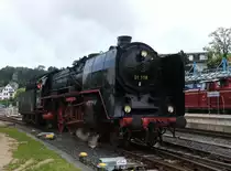 SCHNELLZUG-DAMPFLOK 01118 AM 20.5.2018 IN KÖNIGSTEIN/TAUNUS
Schön,die schnelle Lady wieder mal ganz aus der Nähe zu sehen,wie hier am
20.5.2018 in KÖNIGSTEIN/TAUNUS anlässlich der Sonderfahrten der
HEF(HISTORISCHE EISENBAHN FRANKFURT) und des Bahnhoffestes,wo sie kurze
Führerstandsmitfahrten absolvierte...rechts von ihr V60 447 als Zuglok für die
Sonderzugfahrten nach FFM/HÖCHST......