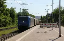 185 510-5 von Railtraxx kommt aus Richtung Aachen-West,Aachen-Schanz,Aachen-Hbf mit einem Güterzug aus Antwerpen-Waaslandhaven(B) nach Linz-Voestalpine(A) und fährt durch Aachen-Rothe-Erde in Richtung Aachen-Eilendorf,Stolberg-Hbf(Rheinland)Eschweiler-Hbf,Langerwehe,Düren,Merzenich,Buir,Horrem,Kerpen-Köln-Ehrenfeld,Köln-West,Köln-Süd. Aufgenommen vom Bahnsteig 1 in Aachen-Rothe-Erde. 
Bei Sommerwetter am Nachmittag vom 8.5.2018.