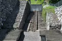 Von Lauterbrunnen führte eine Standseilbahn mit einer maximalen Steigung von 60 Prozent bis zur Bergstation Grütschalp hinauf. 
Zugunsten zur Aufnahme der Arbeiten am Bau der Luftseilbahn Lauterbrunnen–Grütschalp wurde die Standseilbahn am 23. April 2006 endgültig stillgelegt.
Noch erinnert ein kurzer Geleiseabschnitt bei der Station Lauterbrunnen an die ehemalige Standseilbahn. Aufnahme vom 18. Mai 2018.
Foto: Walter Ruetsch
