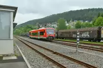 Am Pfingstsonntag 2018 fährt der 650 301 in Nagold ein.....interssant ist das die Weichen auf den Hauptgleisen im Bahnsteigbereich mit Rückfallweichen versehen sind.