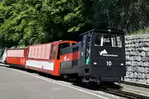 BRIENZ-ROTHORN-BAHN
Eisenbahnromantik vom 18. Mai 2018 im BRB Bahnhof Brienz.
Hm 2/2 10 mit einem Sonderzug auf die baldige Abfahrt wartend.
Bis 2014 war diese Lok für den Baudienst bestimmt. Ab 2015, nach einer R 3 wird sie für die Führung von Personen- und Entlastungszüge eingesetzt.
Foto: Walter Ruetsch