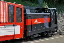 BRIENZ-ROTHORN-BAHN
Eisenbahnromantik vom 18. Mai 2018 im BRB Bahnhof Brienz.
Hm 2/2 10 mit einem Sonderzug auf die baldige Abfahrt wartend.
Bis 2014 war diese Lok für den Baudienst bestimmt. Ab 2015, nach einer R 3 wird sie für die Führung von Personen- und Entlastungszüge eingesetzt.
Foto: Walter Ruetsch