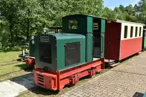 Am Pfingstmontag hatte mich meine Frau mit einem kleinen Ausflug nach Neckarbischofheim überrascht, ich war in der irrigen Annahme das wir mit unseren Hunden gassigehen würden im Grünen, doch zu meiner Verwunderung fuhr sie auf das Gelände der Feldbahnfreunde Neckarbischofheim e.V., die am Pfingstwochenende zum 18. mal Ihr Pfingstfest feierten. Hier ist eine Gmeinder Feldbahnlok zu sehen die mit einem zweizylinderigen luftgekühlten KHD-Motor bestückt ist und eine Leistung von 22,5 PS an ein Schaltgetriebe leitet. Natürlich unternahmen wir vier dann auch eine Rundfahrt im warsten Sinne des Wortes. Modellbahngefühl vom feinsten.
