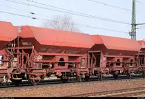 Blick auf zwei offene Schüttgutwagen mit dosierbarer Schwerkraftentladung der Gattung  Fcs  (6450 257-7 D-ERSA und 6450 290-6 D-ERSA) der Groupe Ermewa SA. Diese werden von 185 173-2 DB in einem gemischten Gz in Halle-Kanena auf der Bahnstrecke Magdeburg–Leipzig (KBS 340) Richtung Leipzig gezogen. [25.3.2018 | 16:38 Uhr]